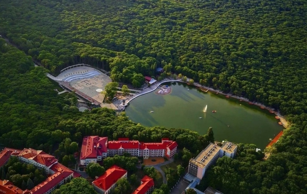 Курортное озеро в Железноводске с высоты
